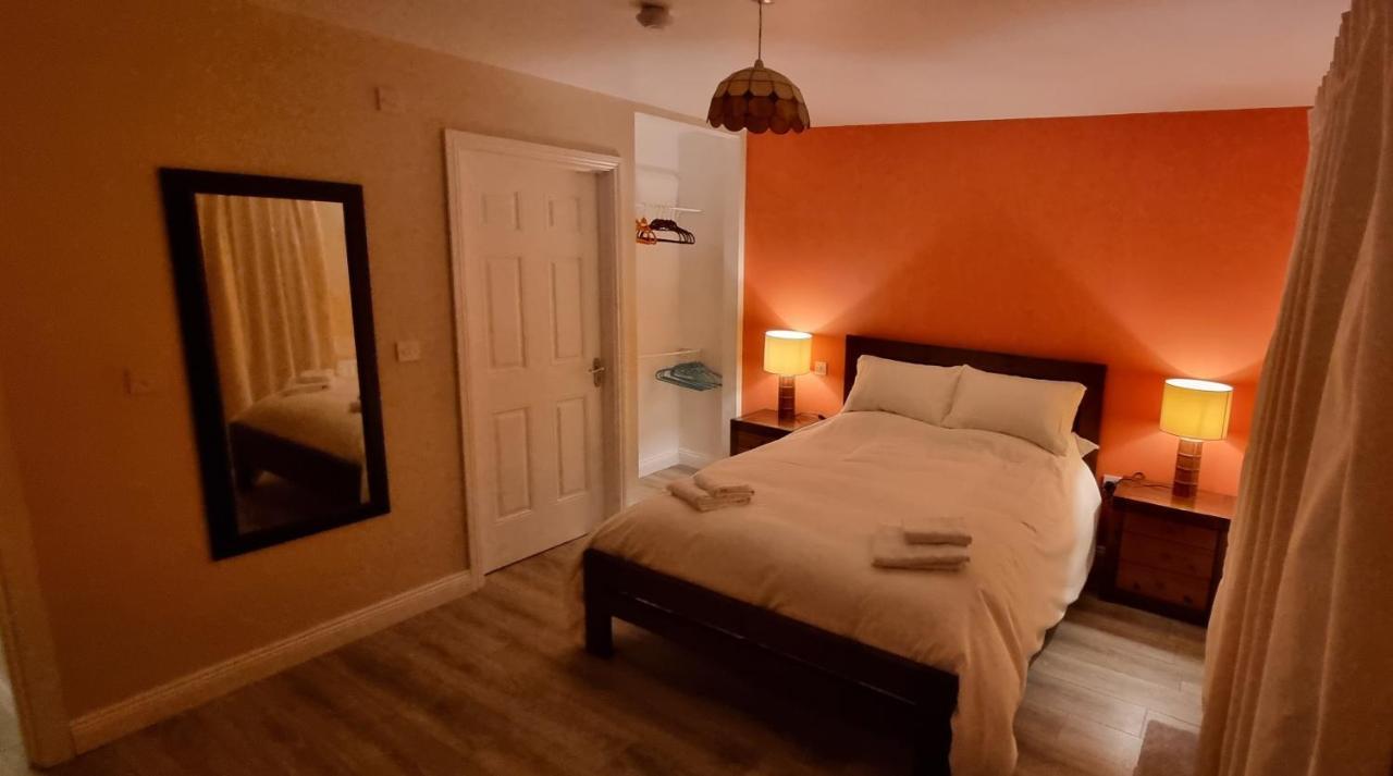 Spacious Curragh 2-Bed Apartment With Own Entrance Brownstown Eksteriør billede