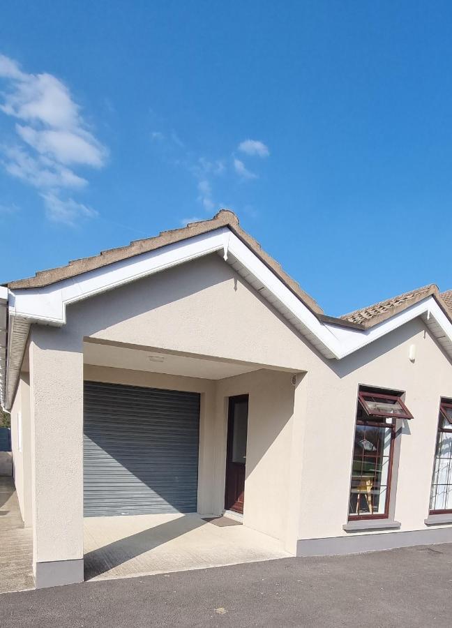 Spacious Curragh 2-Bed Apartment With Own Entrance Brownstown Eksteriør billede