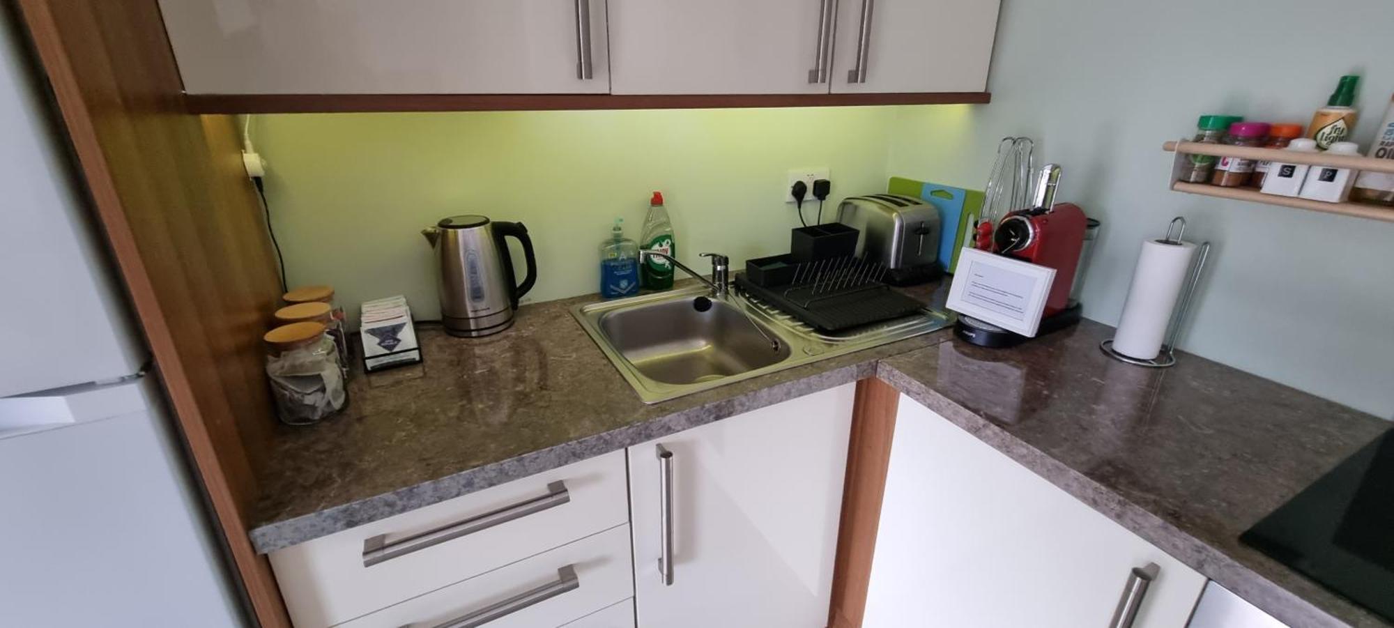 Spacious Curragh 2-Bed Apartment With Own Entrance Brownstown Eksteriør billede